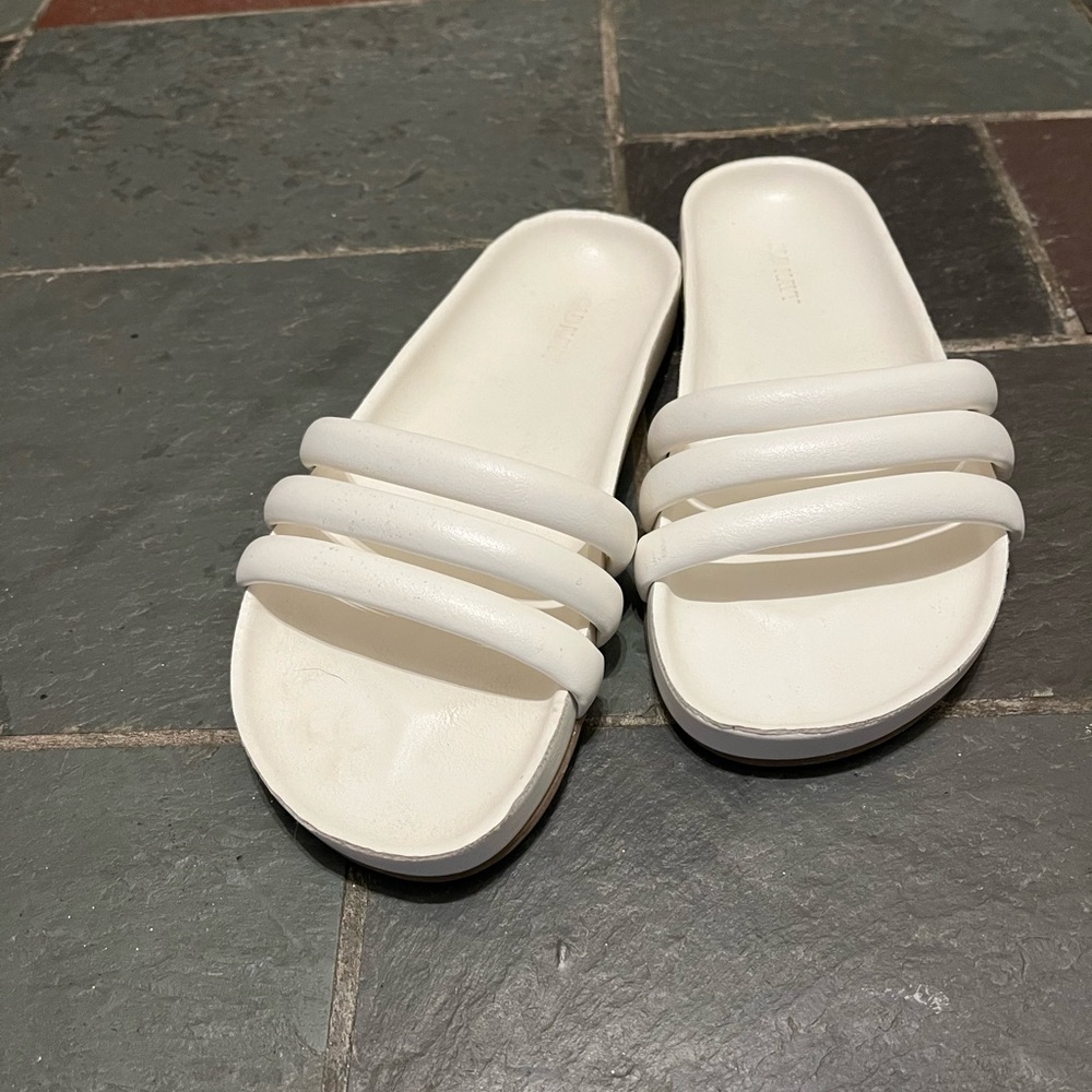 Super cute strappy sandals!